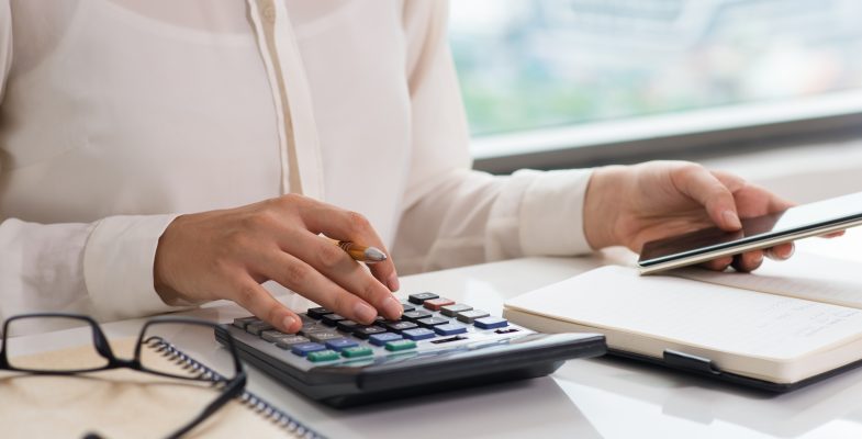 mulher-calculos-telefone-inteligente